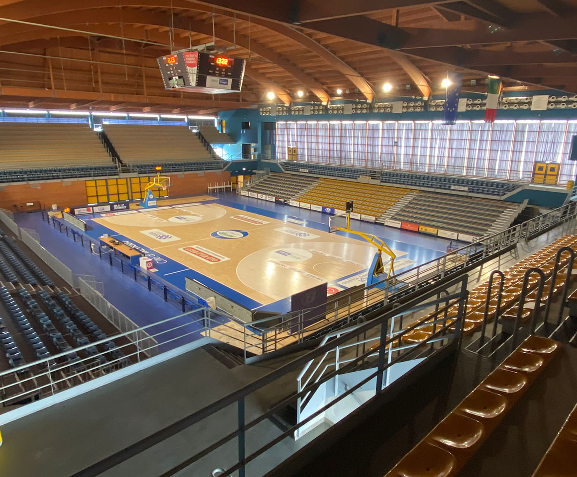 Palazzetto impianto sportivo con parquet tecnico sportivo, tribune per spettatori e attrezzatura sportiva, Palafacchetti di Treviglio.