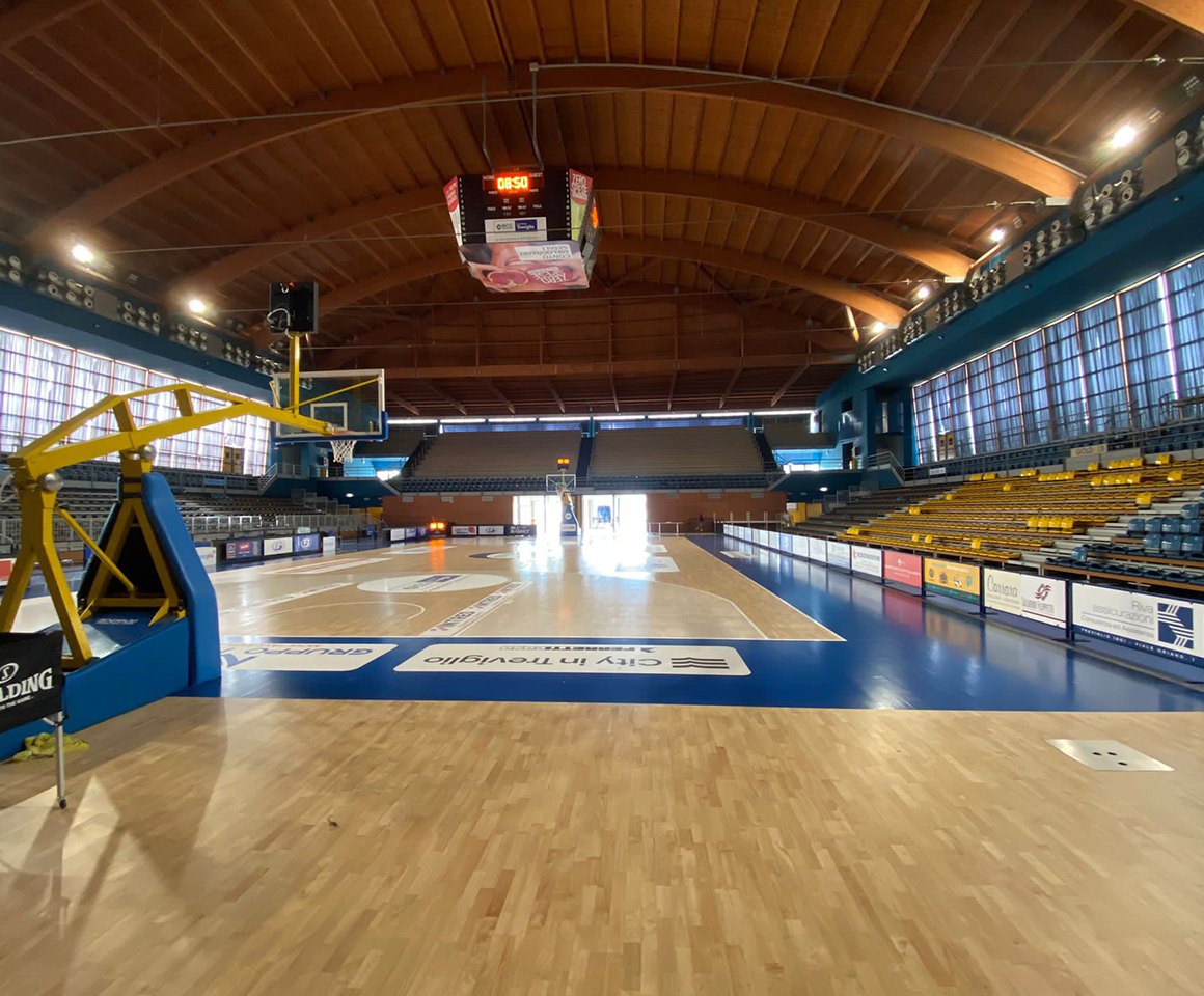 Realizzazione cantiere palazzetto sportivo con parquet tecnico sportivo, tribune per spettatori e attrezzatura sportiva, Palafacchetti di Treviglio.