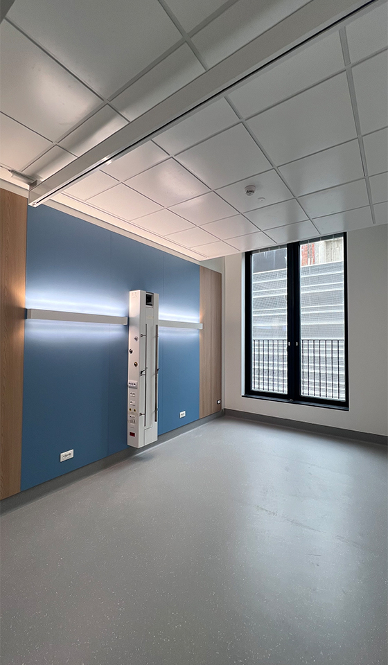 Pavimento tecnico in PVC per sala ospedale con rivestimenti murali e predisposizione attrezzature.