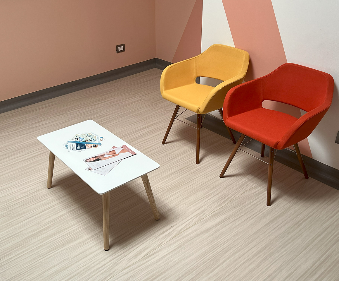 Render astratto con pavimento in parquet ed elementi di design per architettura
