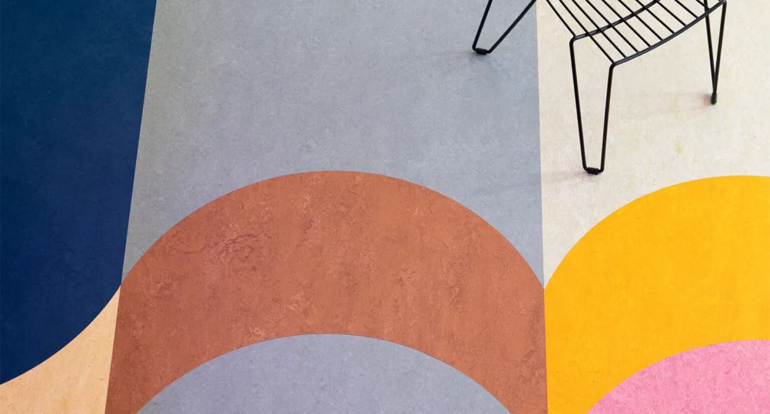 Decorazione design interni con pavimento resiliente in PVC e linoleum colorato per effetto di design con forme geometriche.