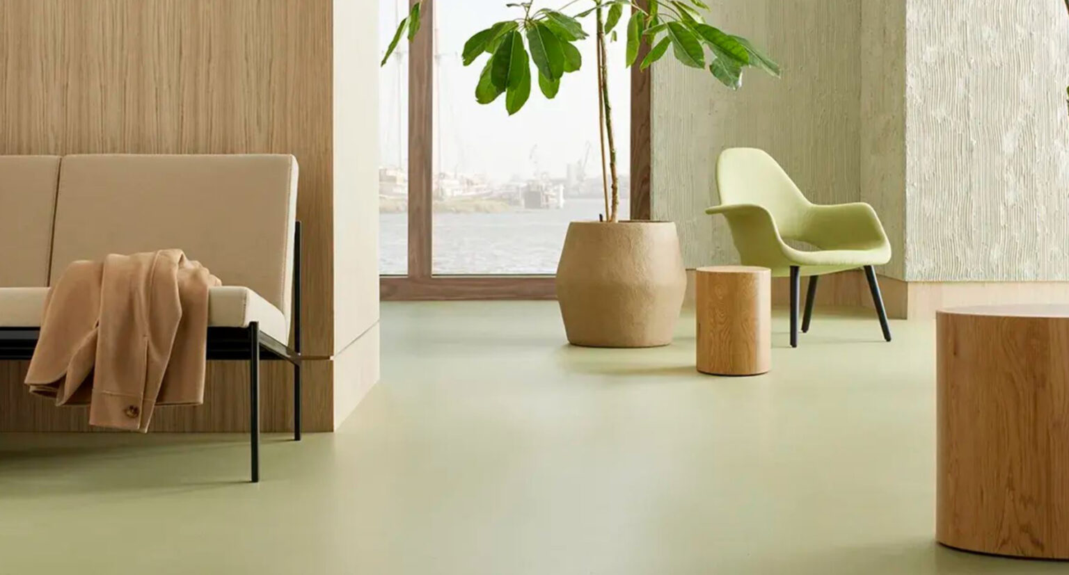 Design di interni moderno, studio di architettura con pavimento liscio in PVC linoluem moderno.