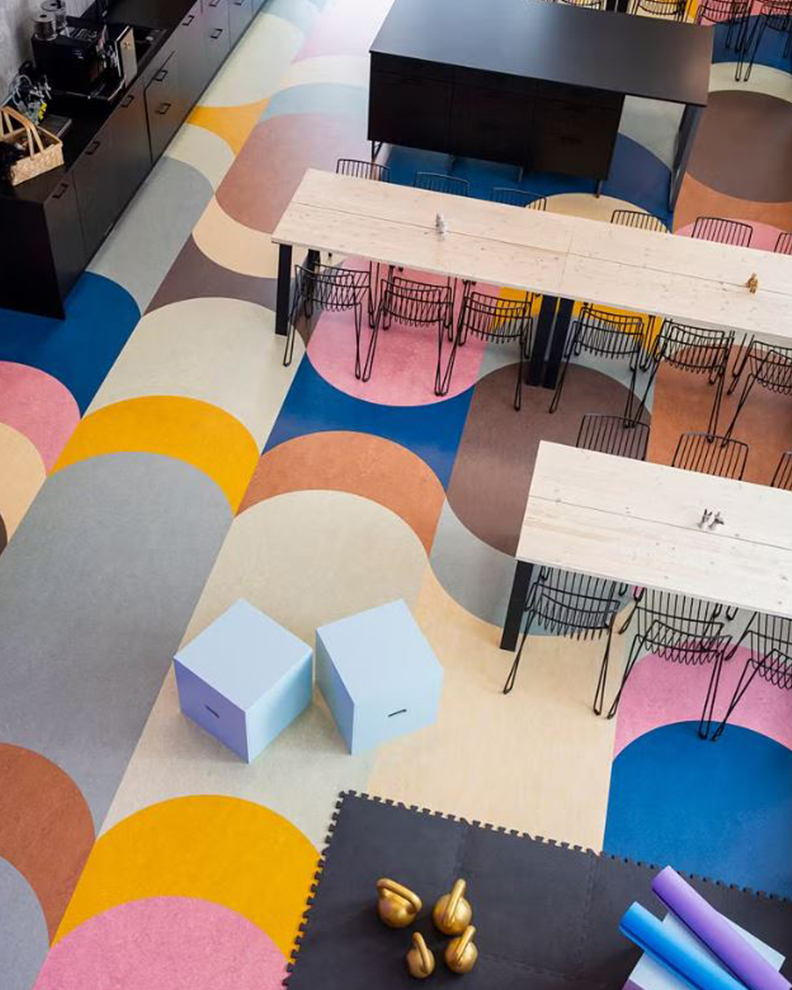 Design di interni moderno, studio di architettura con pavimento liscio in PVC linoluem moderno.